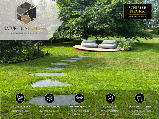 Polygonale Schiefer Trittplatten Negra als Gartenweg im Rasen mit Sitzplatz aus Naturstein.
